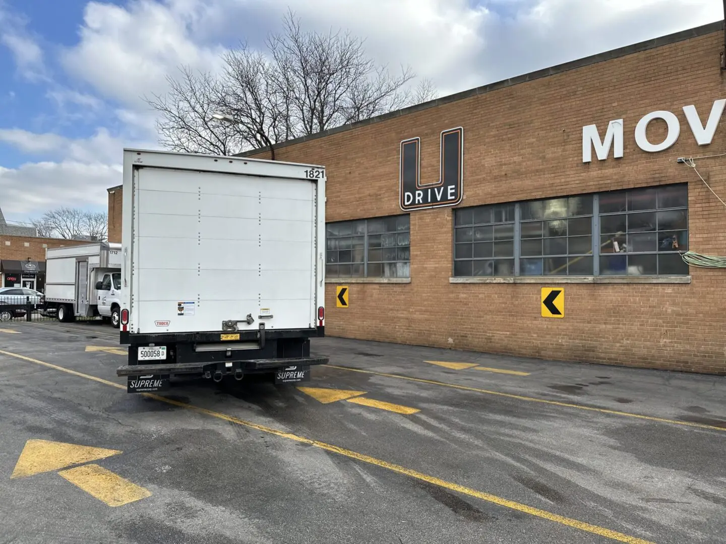Medium Box Truck with Ramp for rent in Chicago