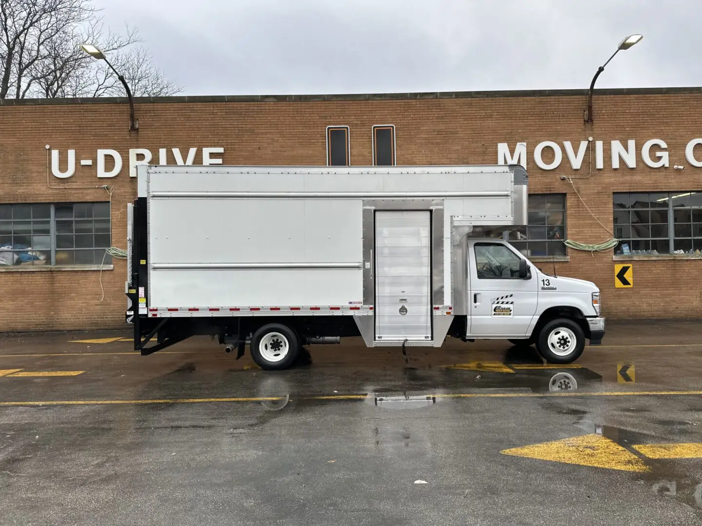 17FT PRODUCTION TRUCK with liftgate rental