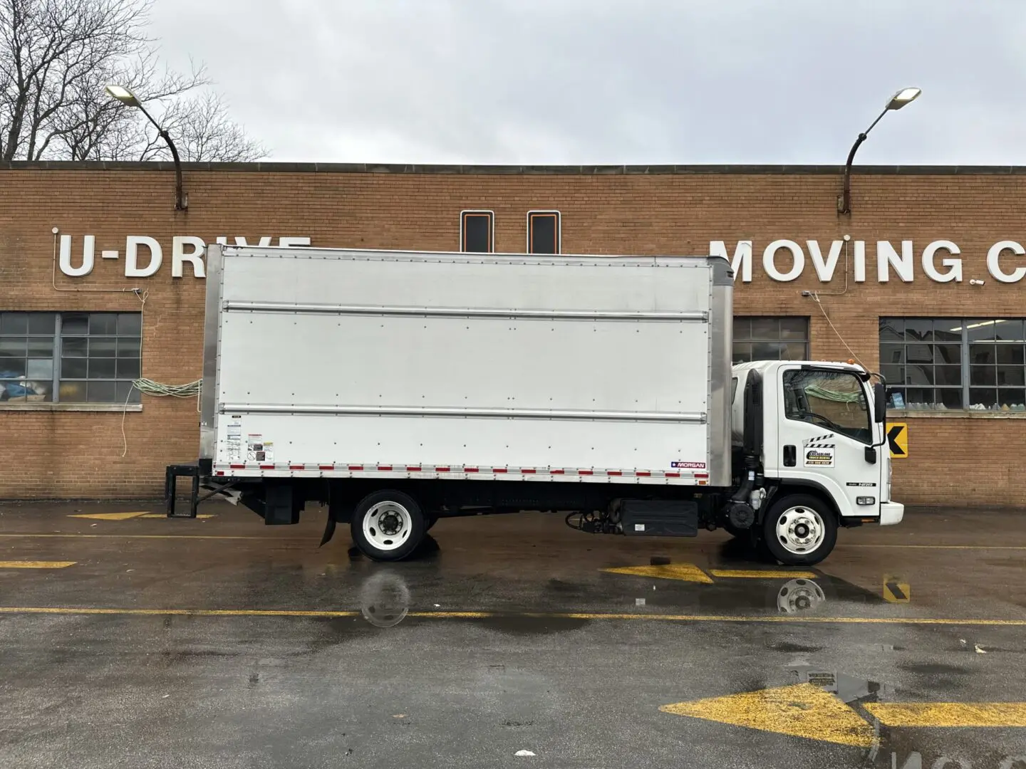 Side view of a 19 Foot Box Truck With Liftgate in Chicago for rent