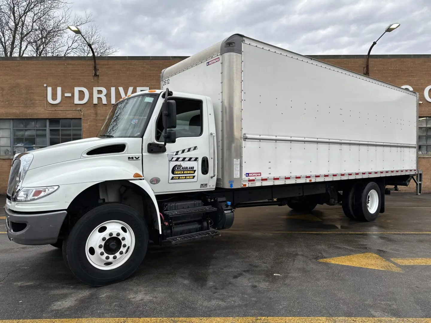24 Foot Box Truck with Lift Gate Rentals in Chicago