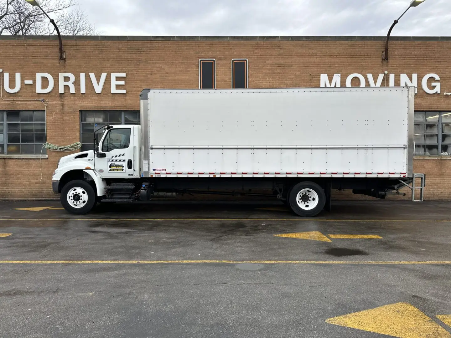 24 Foot Box Truck with Lift Gate Rental in Chicago
